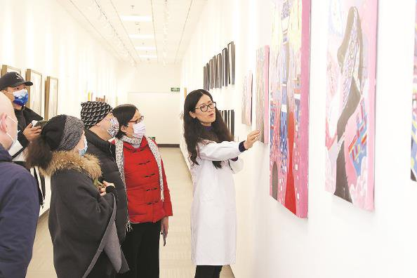             乔颖在医院科普长廊做解说  采访对象  供图          