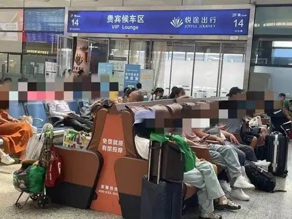 车站按摩椅大多标注了“免费就坐 有偿按摩”  图/刘潇阳