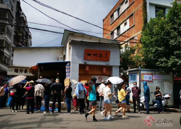 排队等待糖炒栗子 周园 摄