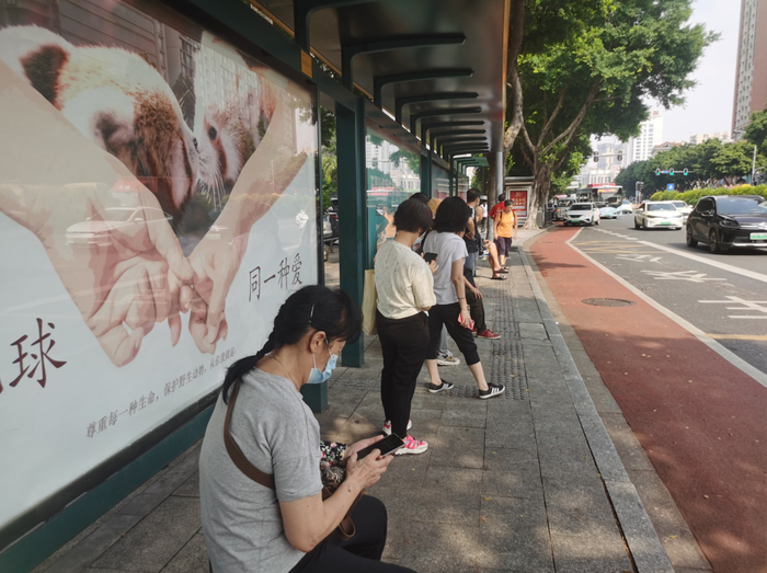 赤岗路口站非高峰时段等车市民不在少数。信息时报记者 王思雨摄