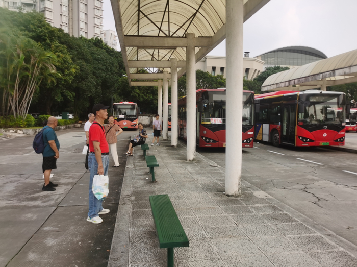 市民在丽江花园总站等候122路公交车发车。信息时报记者 王思雨摄