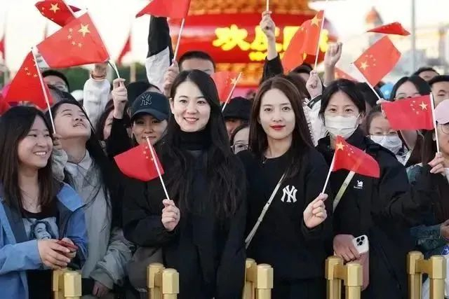 2023年10月1日，在观看升旗仪式后，人们在北京天安门广场留影。图｜新华社记者 张晨霖 摄