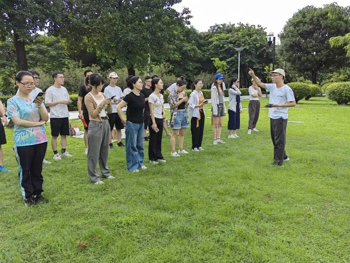飞盘和晒背之后，年轻人的社交新宠是躲猫猫。