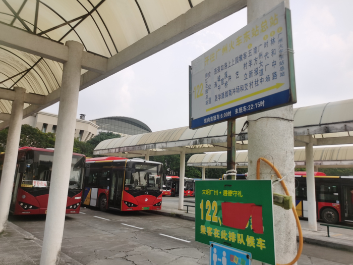 丽江花园总站122路公交等候区。信息时报记者 王思雨摄