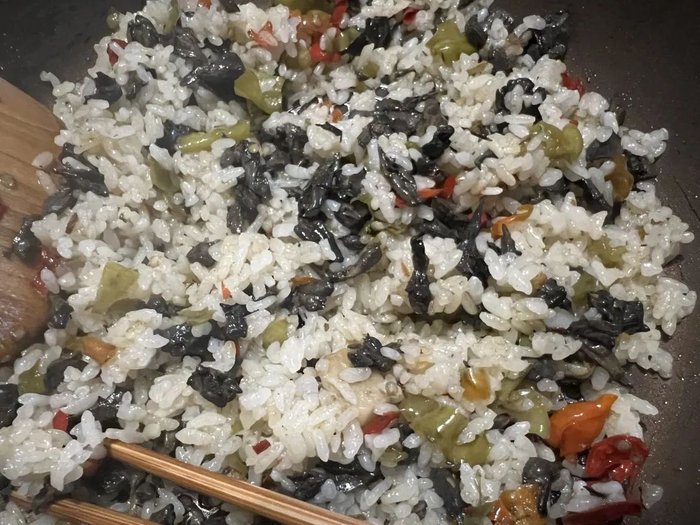 干巴菌炒饭 杨倩 摄
