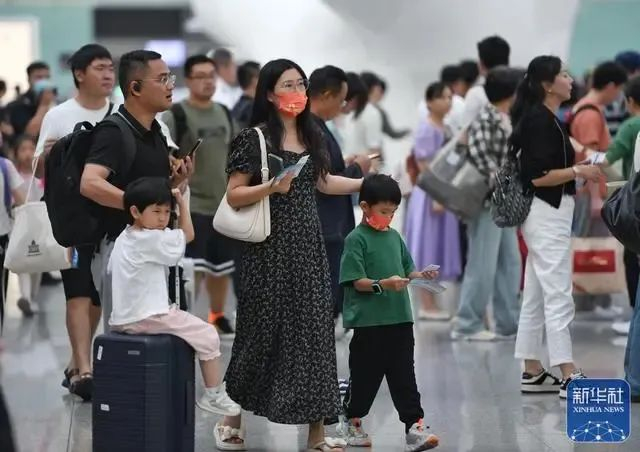 2023年10月5日，旅客在深圳机场准备乘机。图｜新华社记者 毛思倩 摄