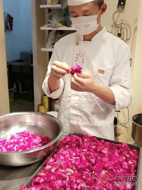 将新鲜的玫瑰花去蒂