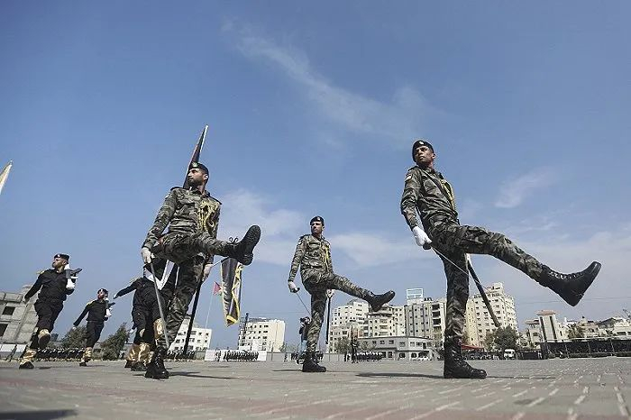 2023年2月27日，加沙城，巴勒斯坦伊斯兰抵抗运动哈马斯的安全部队成员在毕业游行中行进。