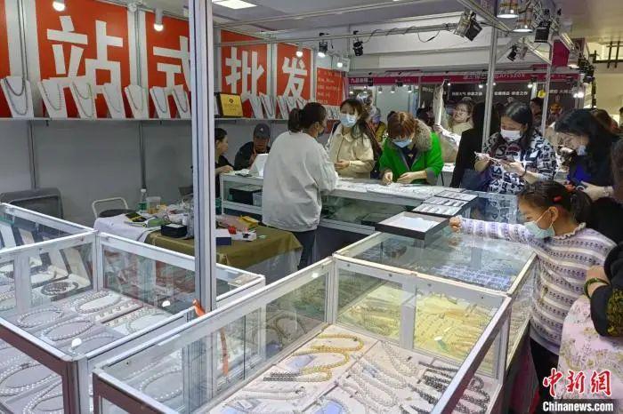 资料图：2023年3月，北京国际珠宝展上消费者正在选购珍珠。左雨晴 摄