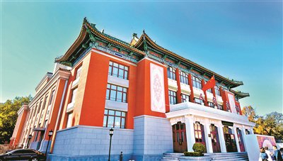 昨日,深藏于护国寺街,已有近70年历史的北京人民剧场迎来重张开放的