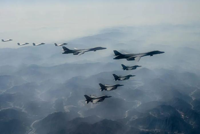 美军B-1B轰炸机在朝鲜半岛上空与韩国空军展开联合演习 资料图 图源:美国《星条旗报》网站