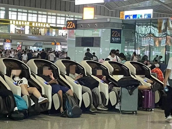 车站按摩椅上坐着不少乘客 图/刘潇阳