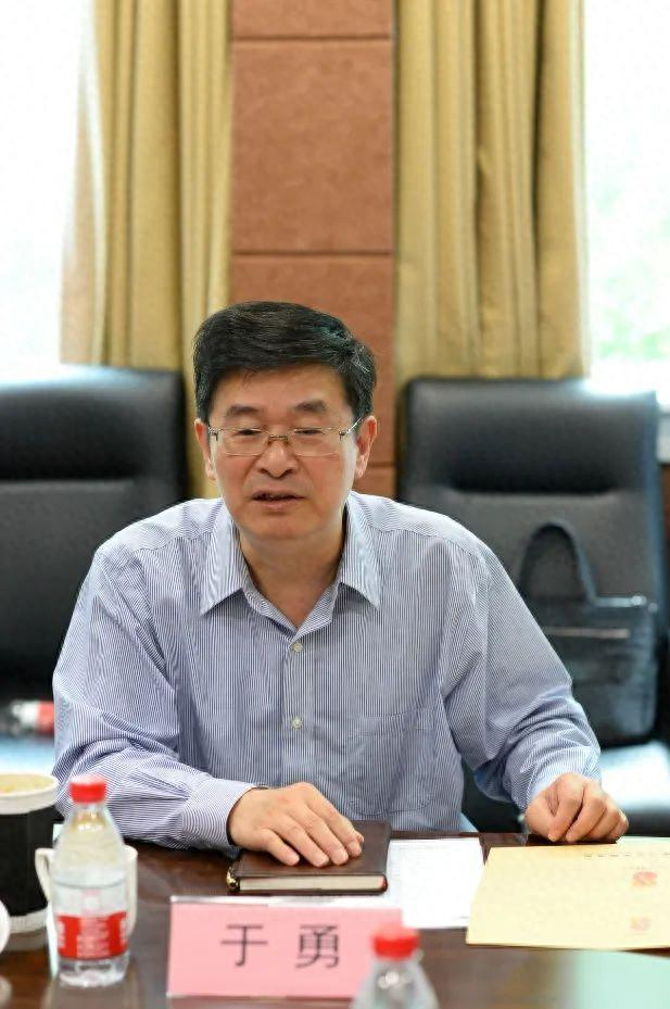 结合重点企业服务包制度区委书记于勇走访幻维数码