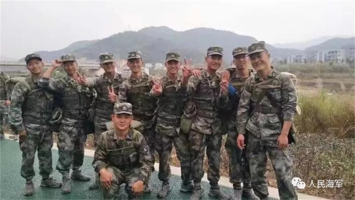 ▲王士豪(前排)第一次入伍与火箭军战友合影