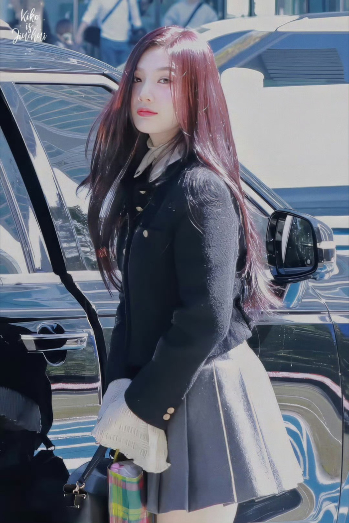 为了年末回归染了红丝绒发色的joy 前天拍了回归mv……|joy|朴秀荣