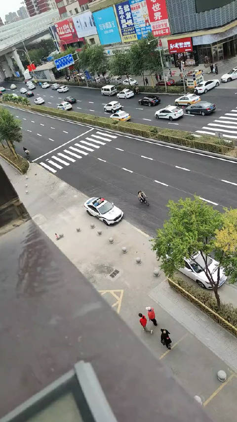 谁能告诉我,行人怎么通过这个斑马线过马路?