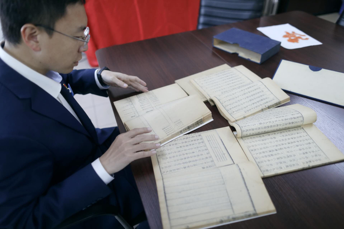 霍燚在研究《律吕正义后编》。新京报记者 浦峰 摄