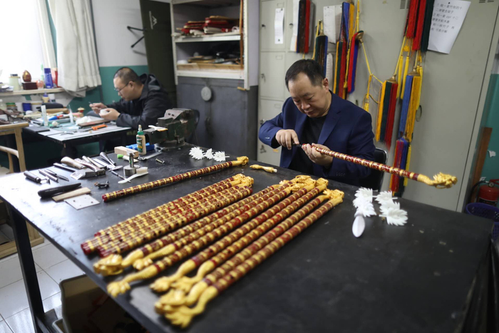 天坛神乐署创新工作室班长徐继伟和同事在制作演出用的龙笛。新京报记者 浦峰 摄