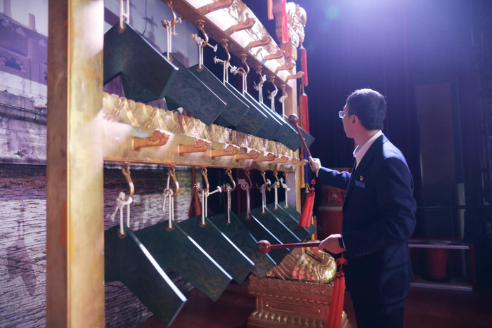 演出前，霍燚听编磬音色。新京报记者 浦峰 摄