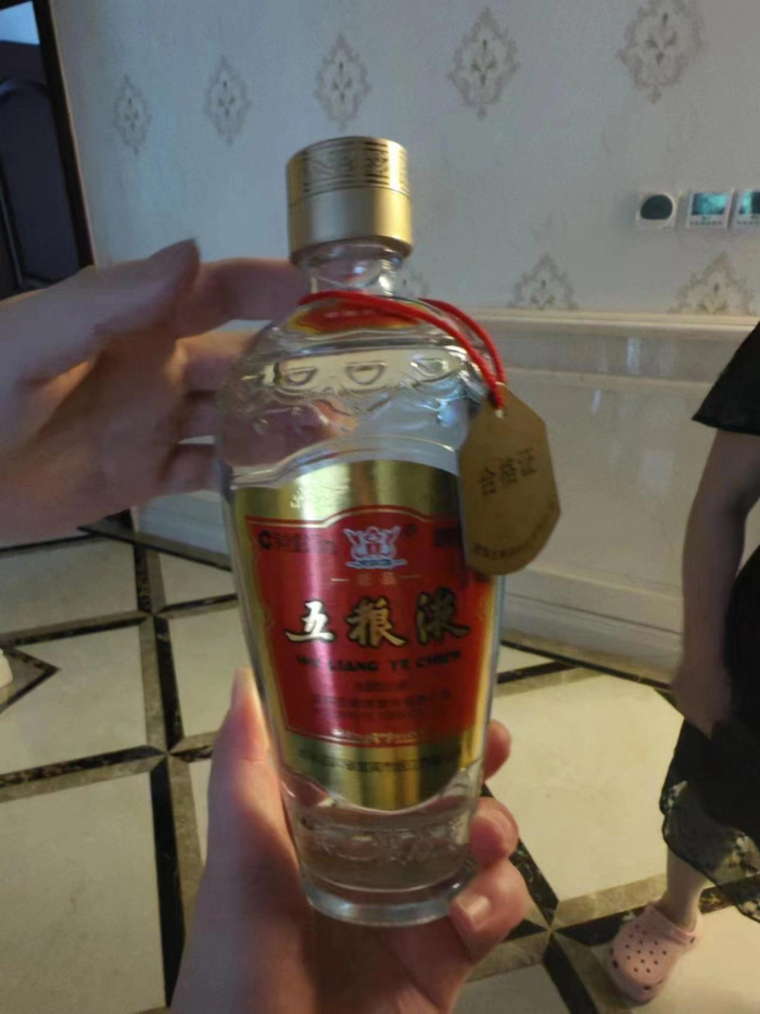 餐在四川这边的叫法是吃花夜,婚礼当天则是用的是五粮液52度交杯酒
