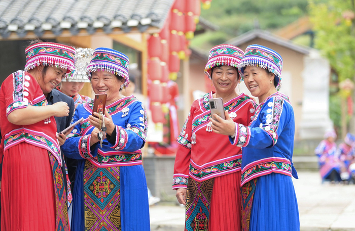 10月10日,在重庆市石柱土家族自治县桥头镇的陶然居瓦屋小寨,当地村民