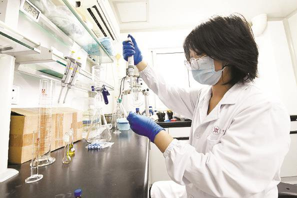             上海市中医医院药剂科医生正在检测院内制剂  本报记者  徐程  摄          