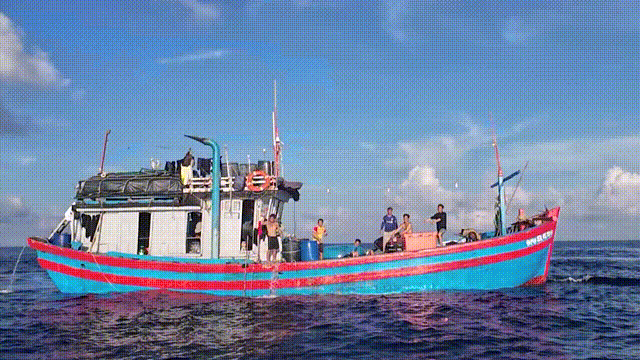 一艘越南渔船上多人求救,这时他们出手了!__财经头条