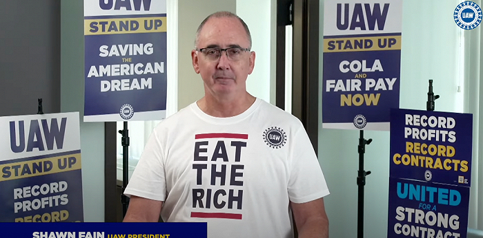 UAW主席肖恩·费恩（Shawn Fain）穿着“吃大户”的T恤