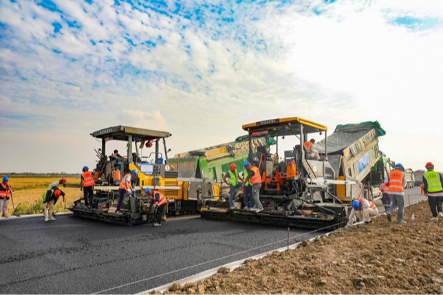 盐洛高速公路宿城至泗洪段沥青下面层首铺成功|高速公路_新浪新闻