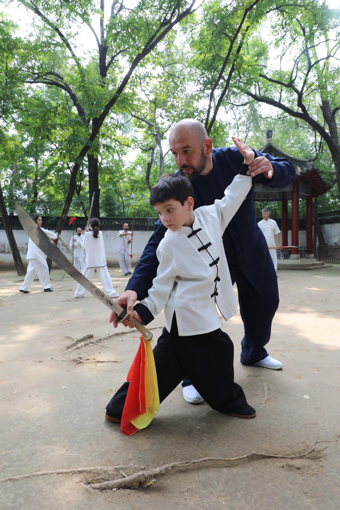 10月10日,在河南省焦作市温县陈家沟,陈绍南在指导儿子习练太极单刀.