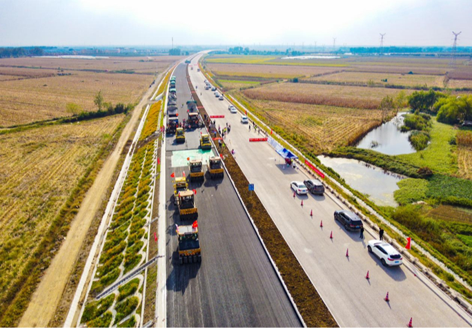盐洛高速公路宿城至泗洪段沥青下面层首铺成功|高速公路_新浪新闻