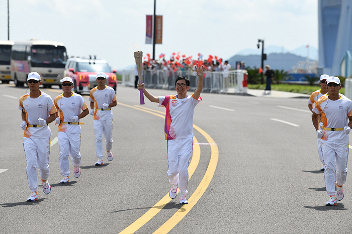 杭州亚运会火炬传递舟山站接力中的朱志良