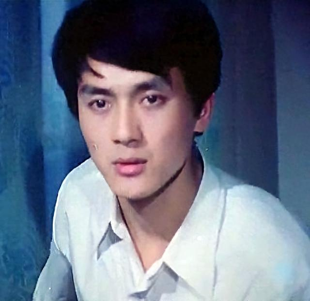 1981年,电影学院的教师李苒苒,马精武和刘诗兵在为电影《端盘子的姑娘