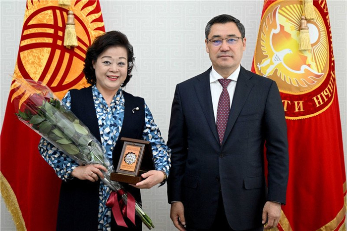 杜德文大使获授吉尔吉斯斯坦"友谊"勋章