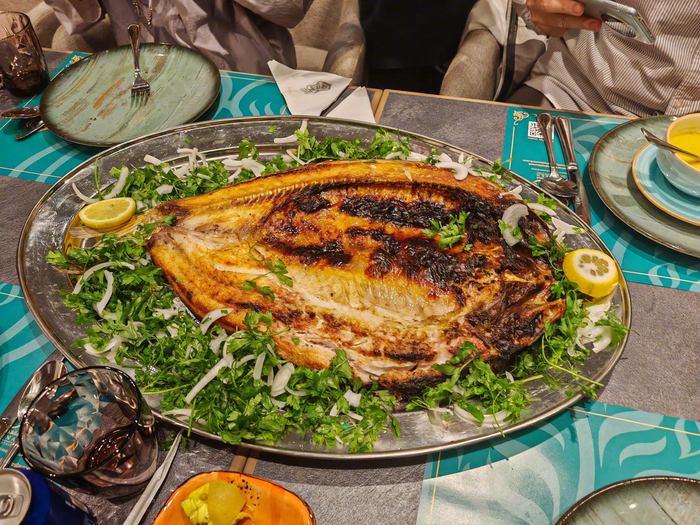 迪拜的名菜—伊拉克烤鱼,味道真不错,还有烤鸡和烤虾……_新浪新闻