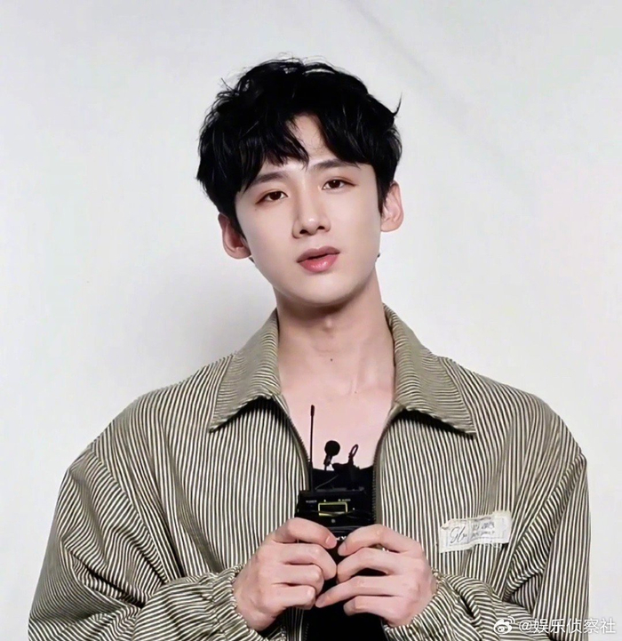 要不要这样帅!好有感一男的|喉结|白敬亭_新浪新闻