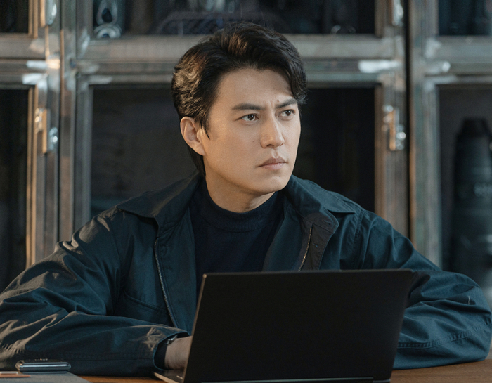 只要不突破下限,大家都能宽容对待,放在靳东身上,相信他要是凭借作品