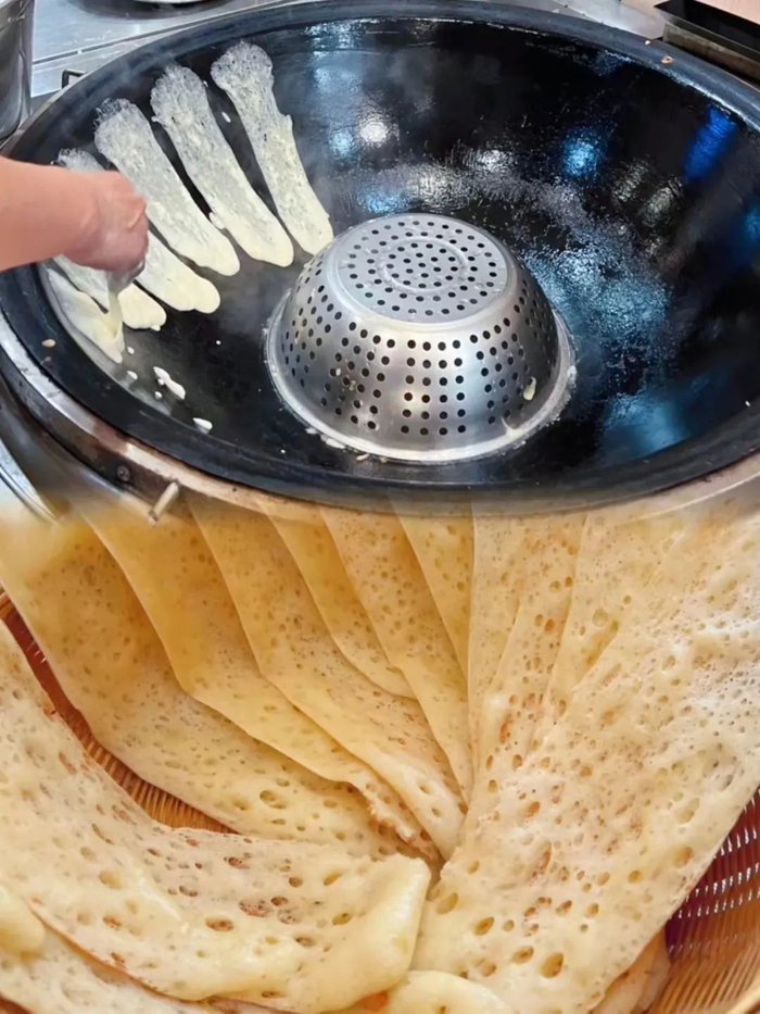 鸭舌饼尝起来像摊薄的酒酿饼,一头薄脆一头韧糯微甜.