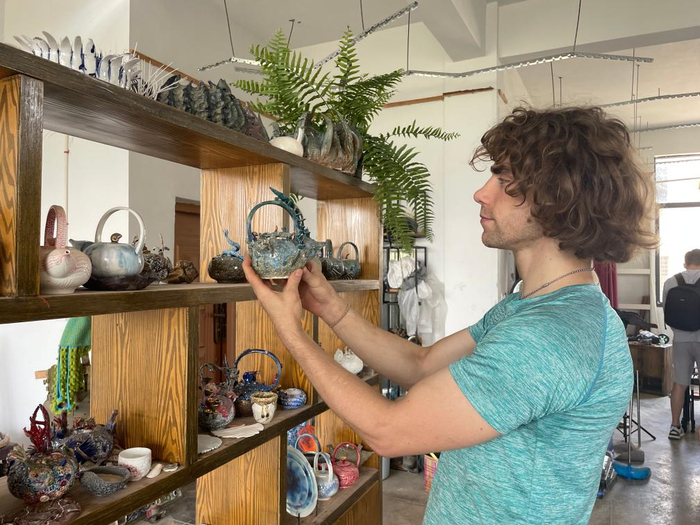 在景德镇，来自美国的丹尼斯在工作室内整理陶瓷作品。 新华社记者 朱雨诺 摄