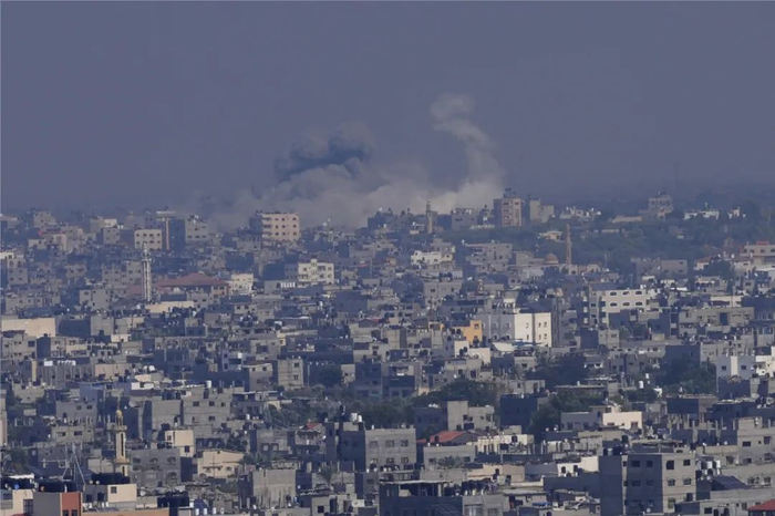 △当地时间10月11日，加沙城在遭到以色列空袭后浓烟滚滚。图/央视新闻