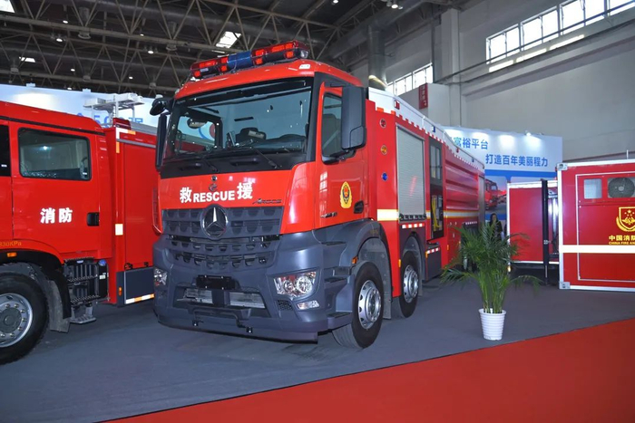 梅赛德斯-奔驰卡车多类型消防车闪耀中国国际消防展|消防车|奔驰|卡车