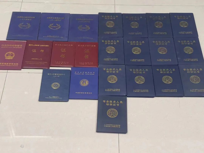 今年上半年上海警方办案时缴获的资格证书