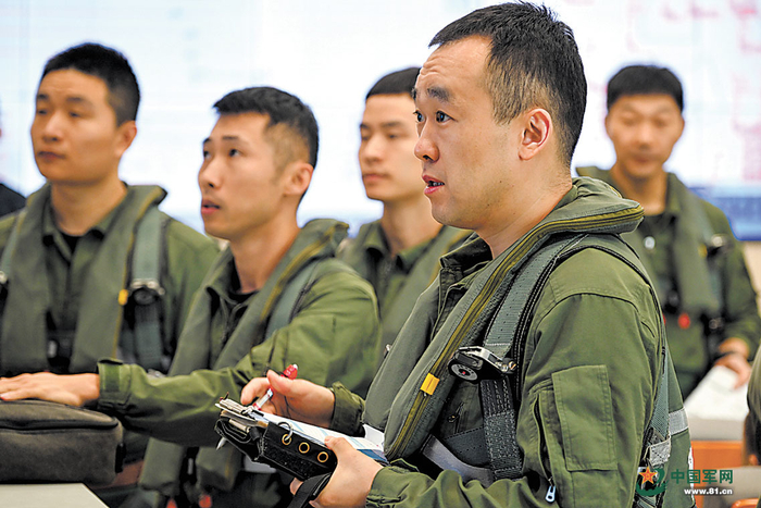 空军航空兵某部长航时飞行训练:云端砺剑啸长空|航空兵|飞行员|砺剑