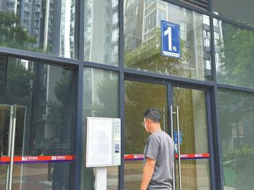 成都市温江区佳年华新生活区住户“刷脸”进楼宇。四川日报全媒体记者高敬摄