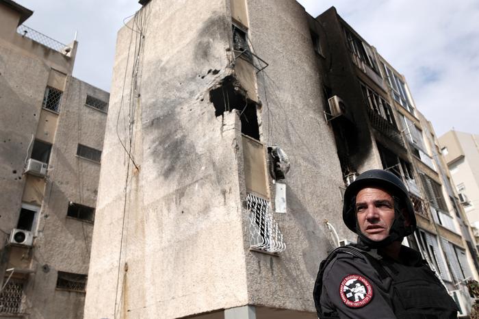 ▲这是10月11日在以色列阿什凯隆拍摄的遭加沙火箭弹袭击的建筑。图/新华社