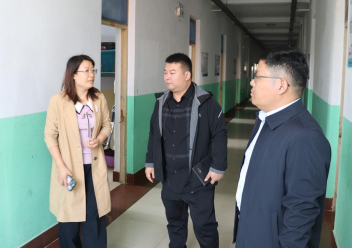 徐楠和来宾交流学生管理经验)(局领导和来宾参观青海班学生餐厅)(老师