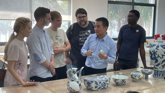 图为景德镇御窑博物院院长翁彦俊向外国游客介绍景德镇陶瓷。新华社记者 朱雨诺 摄