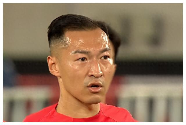 王秋明的散步式踢法再现国足小胜越南两将引发争议