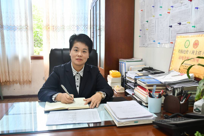 牢记初心勤育人 躬身教育启新航 内江二中四名教师获评内江市名师工作