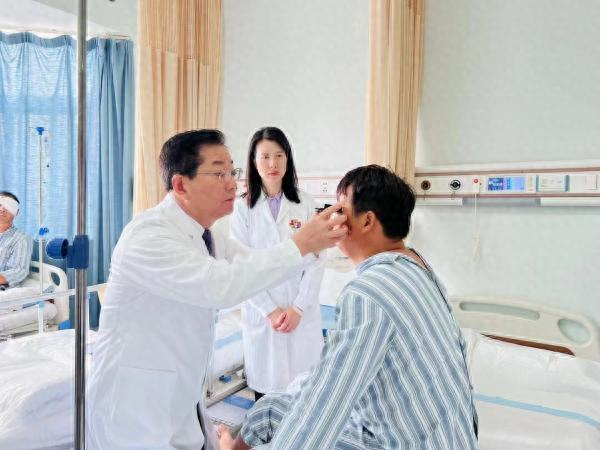 范先群院士与周慧芳主任为眼眶瘤患者诊疗。图片来源：上海交通大学医学院宣传部